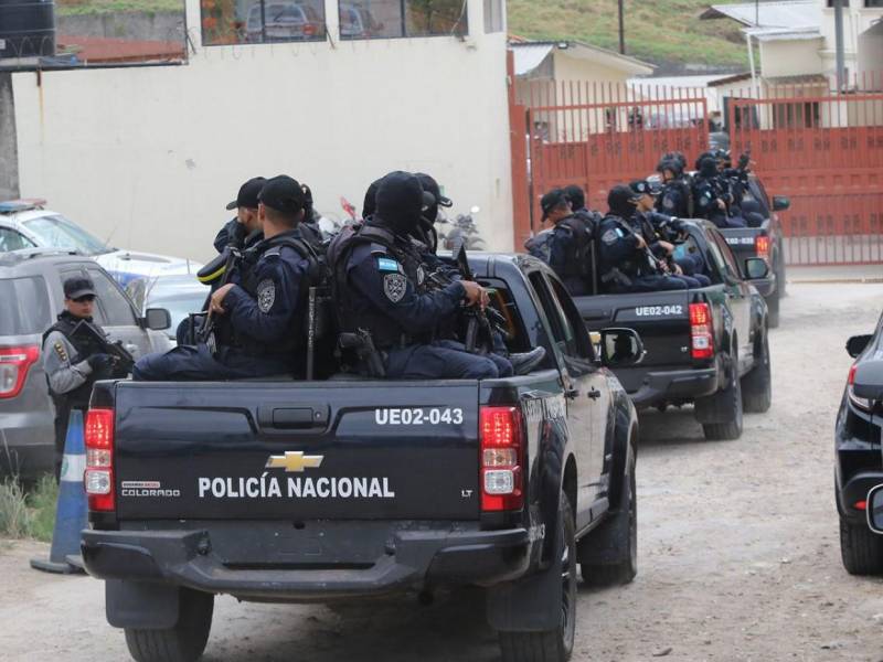 Las instalaciones de la Dirección Policial Anti Maras y Pandilleras permanece ampliamente custodiada mientras se lleva a cabo el traslado de altos oficiales detenidos junto al general en condición de retiro Romeo Vásquez Velásquez.