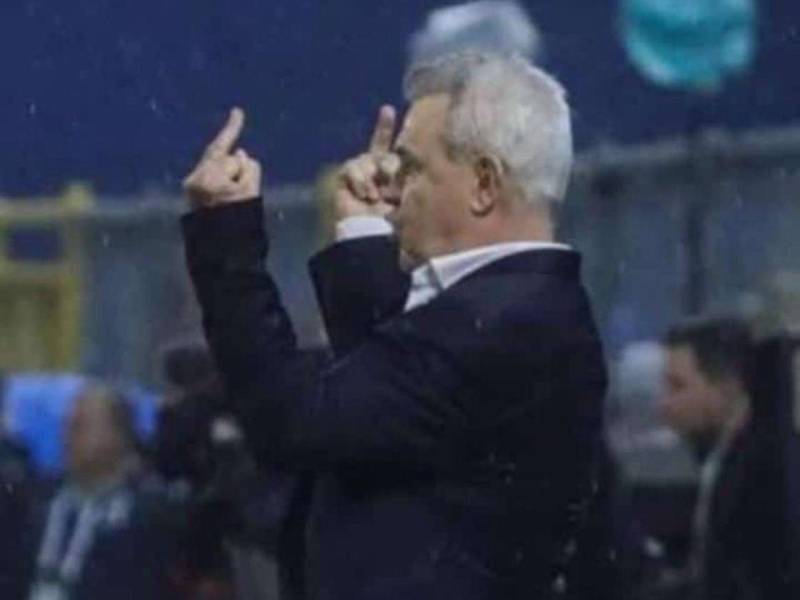 Javier Aguirre cayó en las provocaciones de la afición hondureña, devolviendo las actitudes hostiles con gestos obscenos.