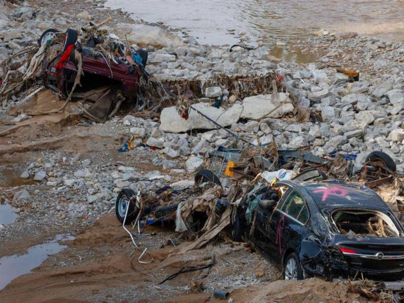 Un grupo de militares ayuda en labores de limpieza en el municipio valenciano de Sedaví este martes, tras el paso de la Dana.