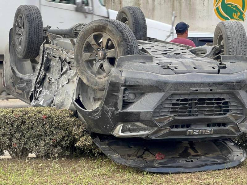 Un grave accidente de tránsito se registró esta mañana en Puerto Cortés, dejando como saldo varias personas heridas frente a una gasolinera, en la salida hacia San Pedro Sula. Se presume que la alta velocidad provocó el percance.