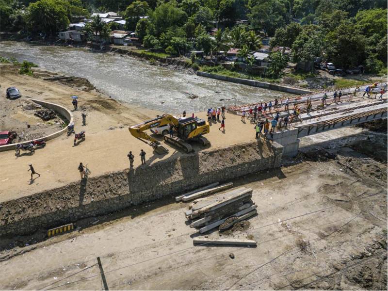 Vista general del progreso en el puente de Jucutuma, una obra clave dentro del proyecto SPS Siglo 21 que impulsa el desarrollo de San Pedro Sula.