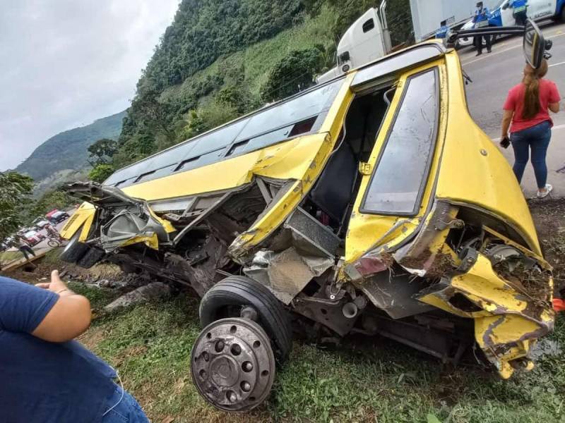 Así quedó el automotor tras el violento volcamiento.