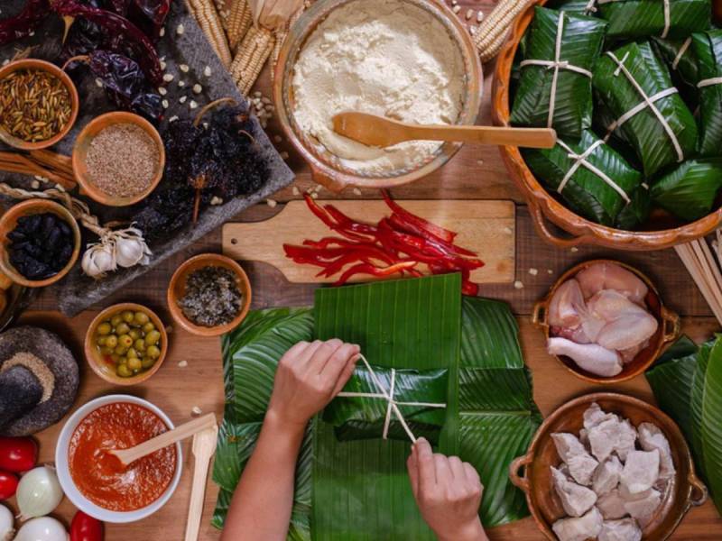 Existen diferentes tipos de tamales hondureños, según la región, el ingrediente principal o la ocasión. Algunos, como los tamalitos de elote, suelen servirse en cualquier época. Pero los más populares durante el fin de año son los nacatamales de pollo, res o cerdo.