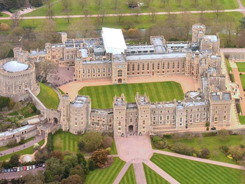 Dos ladrones enmascarados entraron en la finca del Castillo de Windsor, propiedad de la realeza británica, donde consiguieron sustraer dos vehículos agrícolas de una cochera mientras el príncipe heredero Guillermo y el resto de su familia dormían, publica este lunes el tabloide The Sun.