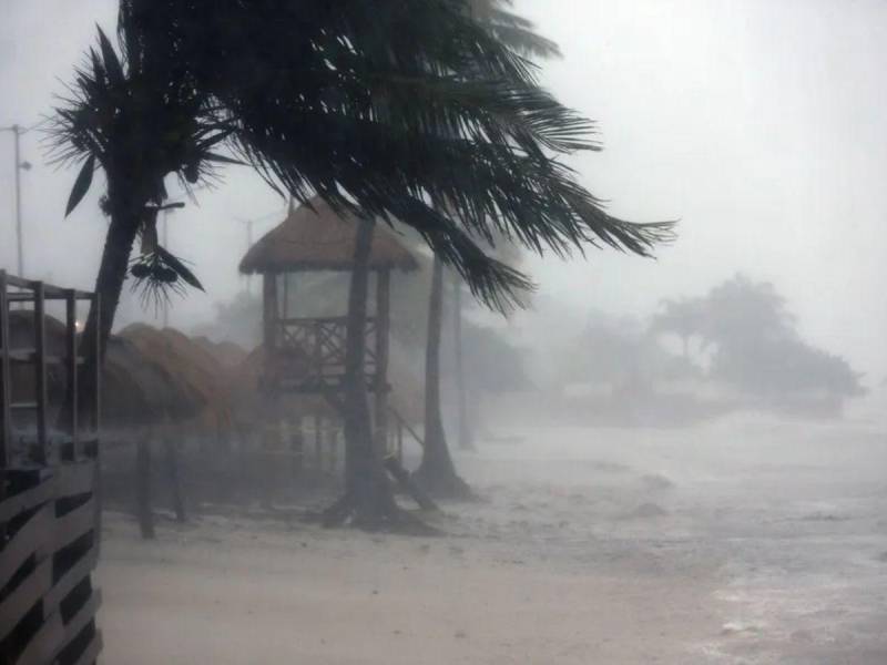 Huracán Helene se debilita a tormenta tropical; dejó al menos tres muertos