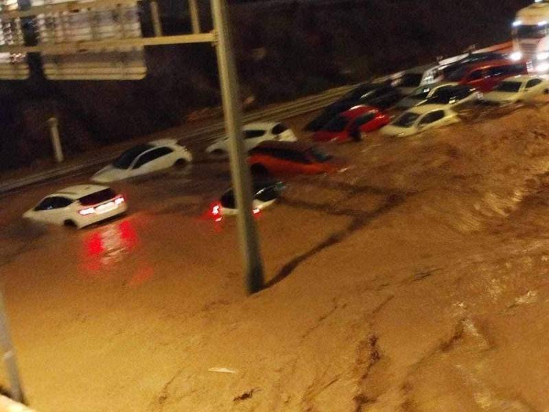 En las últimas horas, la comunidad de Valencia, España, se ha visto afectada tras las fuertes lluvias, dejando grandes inundaciones y decenas de muertos