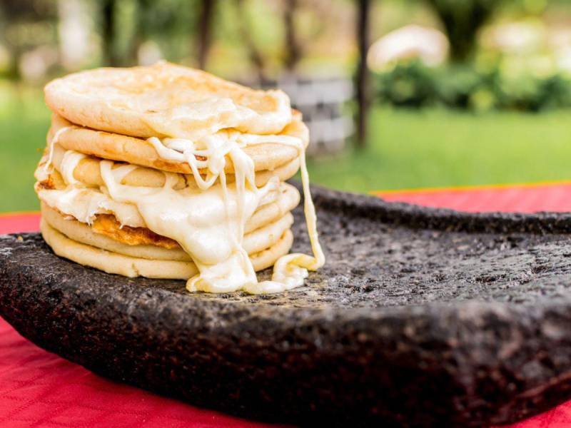 Con un valor nutricional unitario aproximado a 350 calorías y aunado a su bajo costo, un par de pupusas equivalen a un tiempo de comida para una persona promedio y la FAO la considera una parte esencial de la dieta de la región.