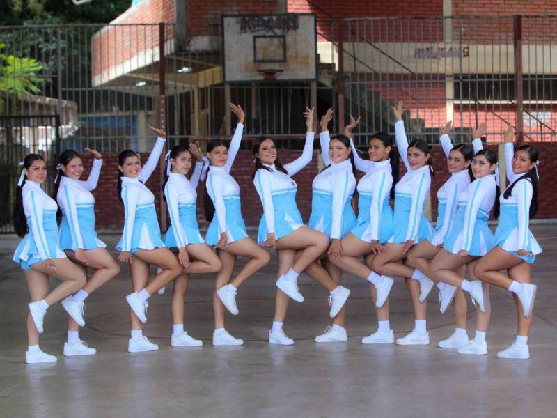 Con su bello traje, las palillonas del Jesús Aguilar Paz demostrarán patriotismo y talento en las fiestas patrias.