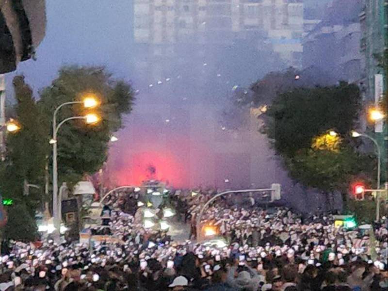 El clásico del fútbol español recupera todo su esplendor este sábado con un Barcelona que encara el reto mayor en casa del vigente campeón, un Real Madrid dominante en los últimos capítulos. Así fue el ambiente previo al duelo.