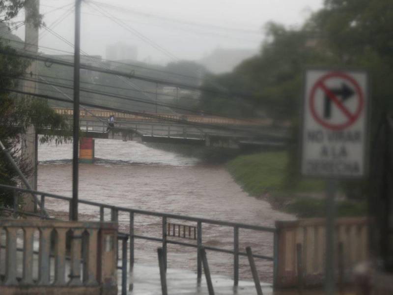 Las fuertes lluvias que han azotado la capital han provocado daños materiales.