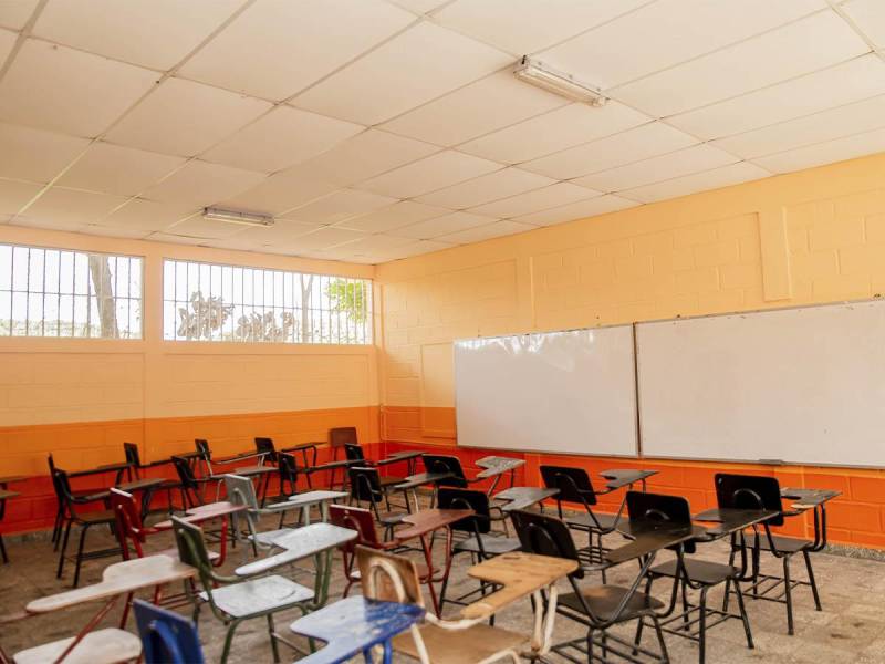 <i>Vista de las aulas renovadas con mejoras en infraestructura y sistemas eléctricos.</i>