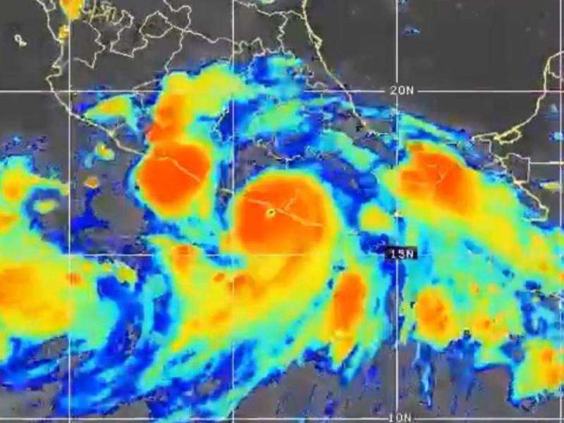 Huracán John sube a categoría 3 previo a ingresar a suelo mexicano