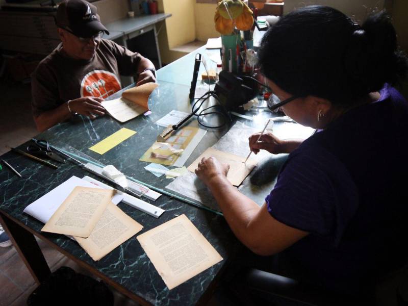 Martha Aceituno y César Ramos realizan con amor la restauración de libros, un proceso de guerra contra el tiempo y el olvido que evita que el eco histórico se apague en cada página restaurada.