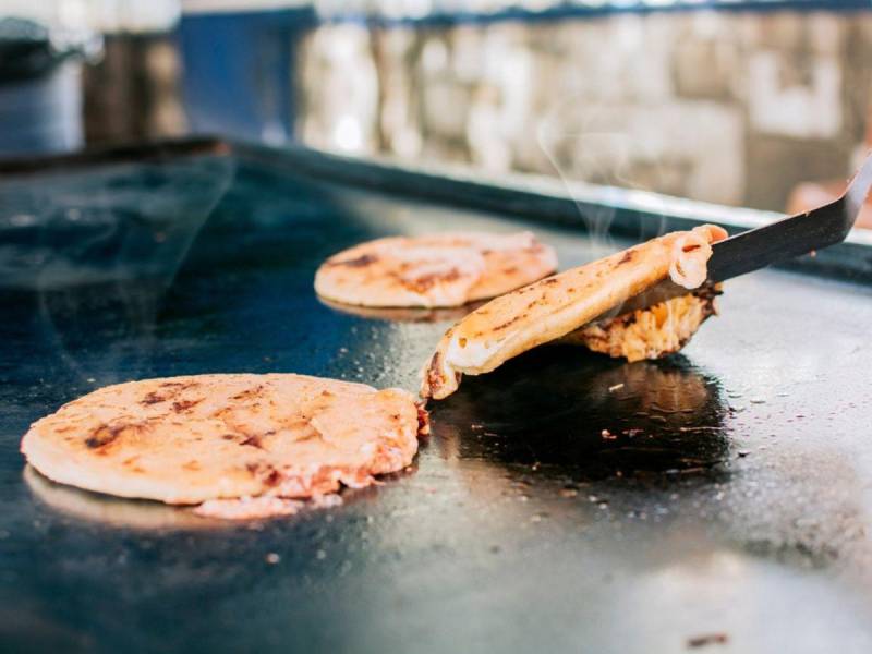 El 1 de Abril de 2005, bajo decreto legislativo No. 655, el gobierno de El Salvador declara a las pupusas como el Plato Nacional de El Salvador y al segundo Domingo de Noviembre de cada año como “El día Nacional de las Pupusas”..