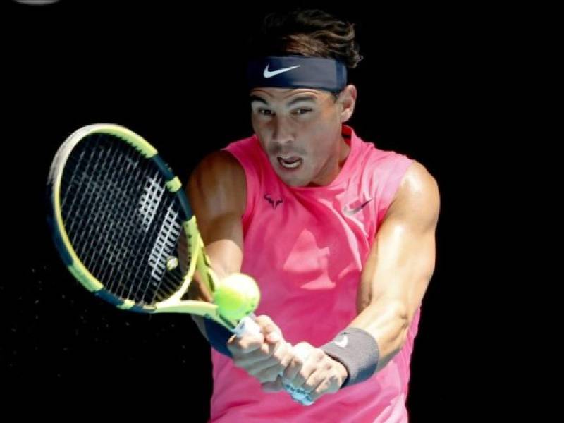 El español Rafael Nadal devuelve de revés en su partido ante el boliviano Hugo Dellien durante la primera ronda del Abierto de Australia en Melbourne.