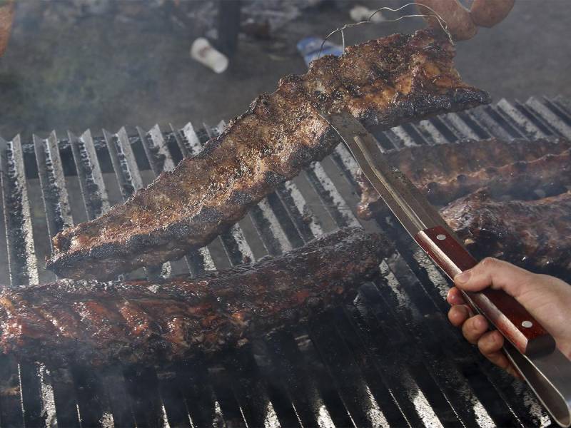 <i>Los asistentes disfrutando de una deliciosa degustación de asados en el festival Miller Lite Grill Together.</i>