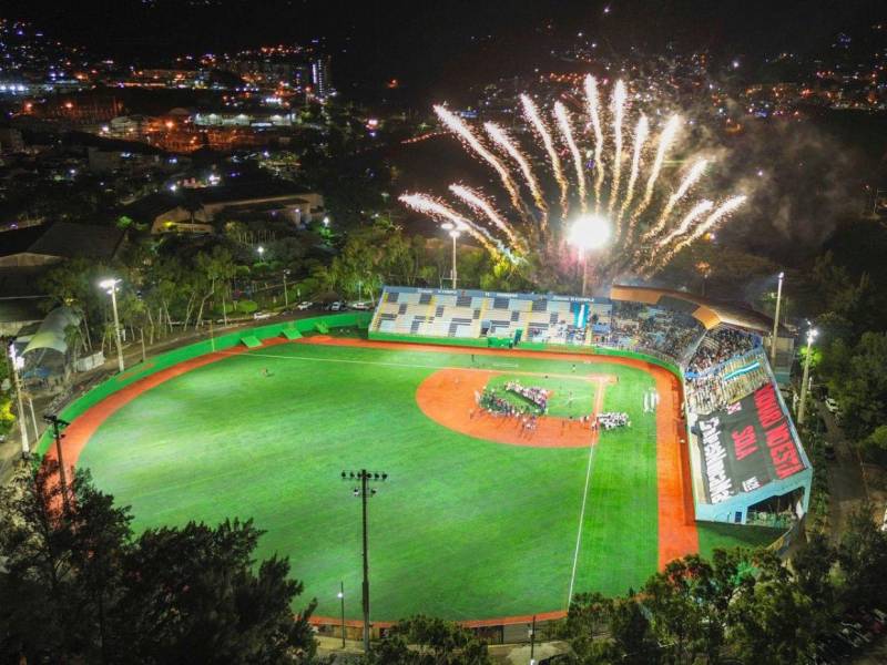 La noche del viernes 20 de diciembre fue reinaugurado el estadio de béisbol “Chochi” Sosa en Tegucigalpa, instalación deportiva que se le colocó grama sintética. En el evento estuvo la presidenta Xiomara Castro.