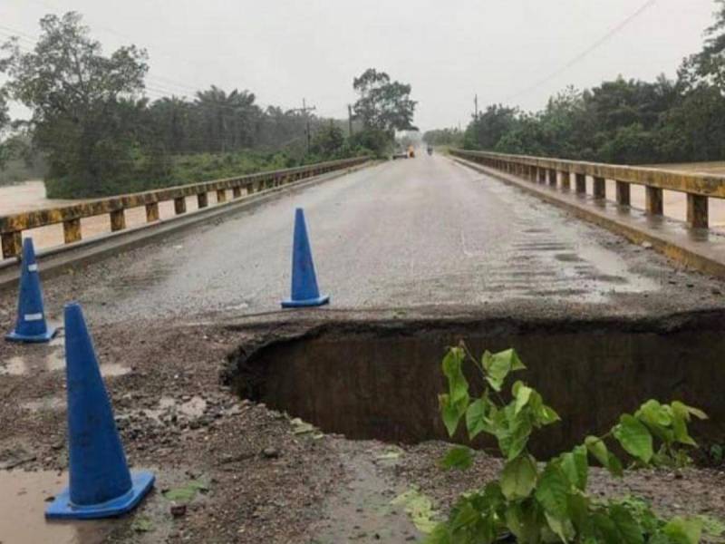 El puente sobre el río Cauca cerca de Tocoa, Colón también está bloqueado el paso, debido a que ha resultado socavado.