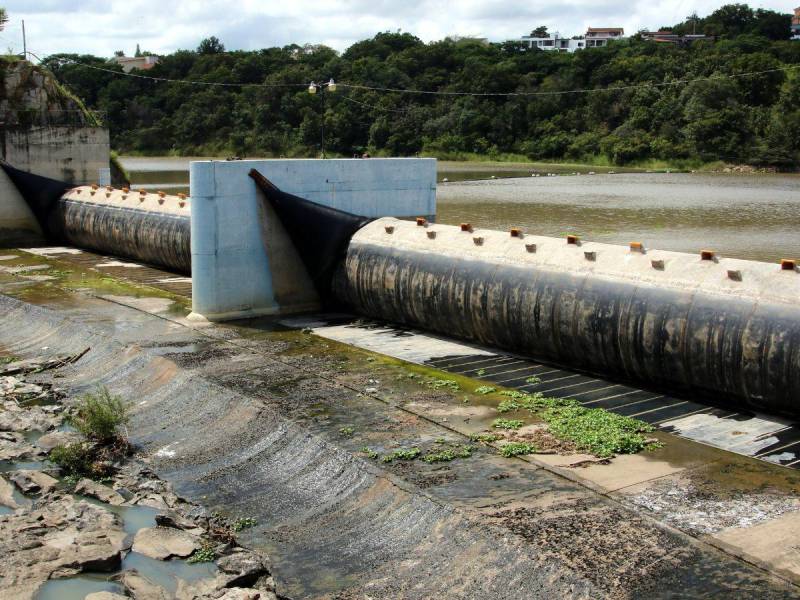 Suben cortina inflable de Los Laureles y se capta más agua