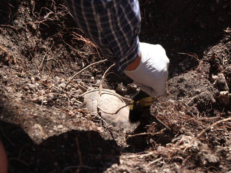 Un colectivo de búsqueda de desaparecidos halló tres crematorios clandestinos además de restos de huesos humanos calcinados y triturados, cientos de zapatos y de prendas de vestir, en un predio en el municipio de Teuchitlán, estado de Jalisco, oeste de México, atribuido a uno de los carteles del narcotráfico.