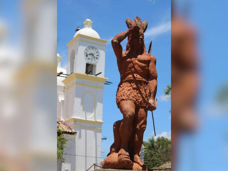 En una de las esquinas del popular Parque Ramón Rosa se encuentra el monumento a Lempira, viendo hacia las montañas de Celaque.