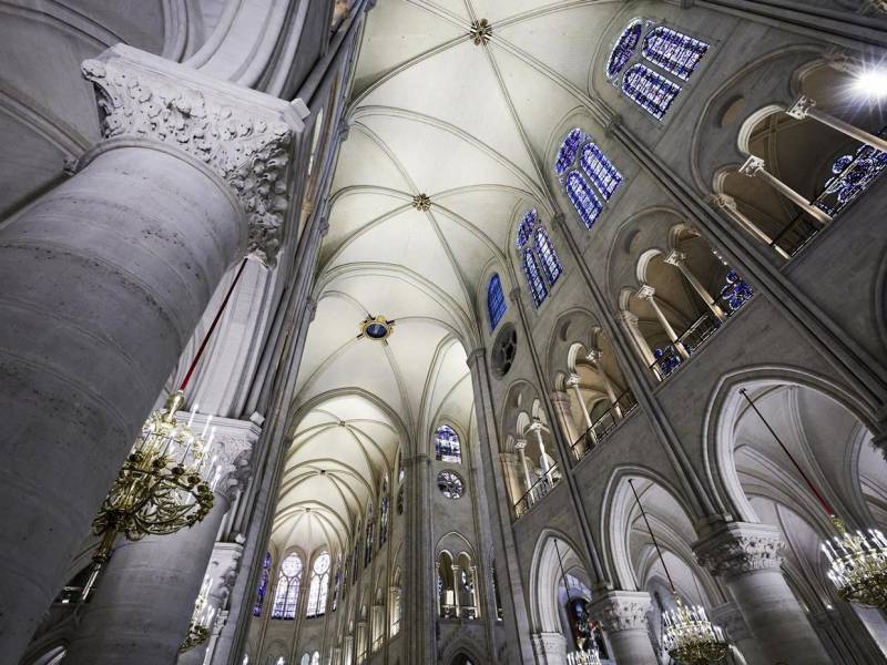 El interior de una Notre Dame de París renovada, luminosa y de muros blanqueados, se desveló este viernes 29 de noviembre, tras cinco años de intensos trabajos para reparar los estragos del incendio del 15 de abril de 2019, a tiempo para volver a abrir sus puertas el 7 y 8 de diciembre. Así luce la obra más bonita del siglo.