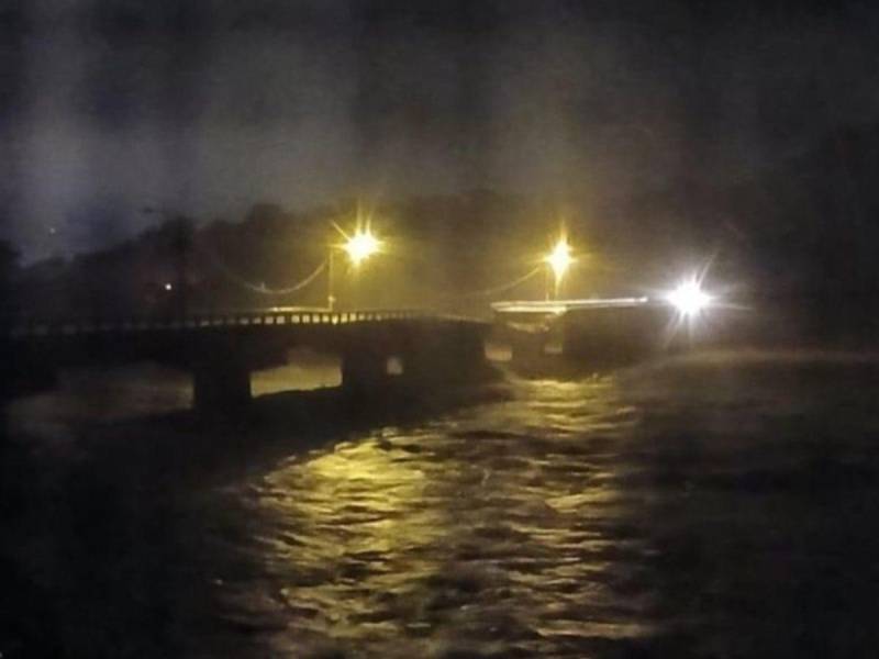 El puente Saopin en La Ceiba, Atlántida es de las principales estructuras destruidas por la tormenta Sara.