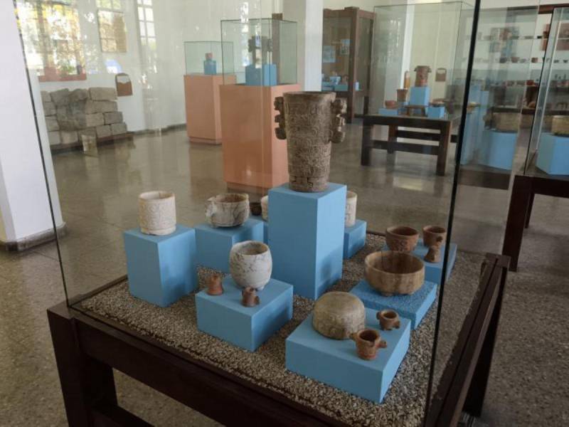 Vasos de mármol exhibidos en el Museo de Antropología e Historia de San Pedro Sula.