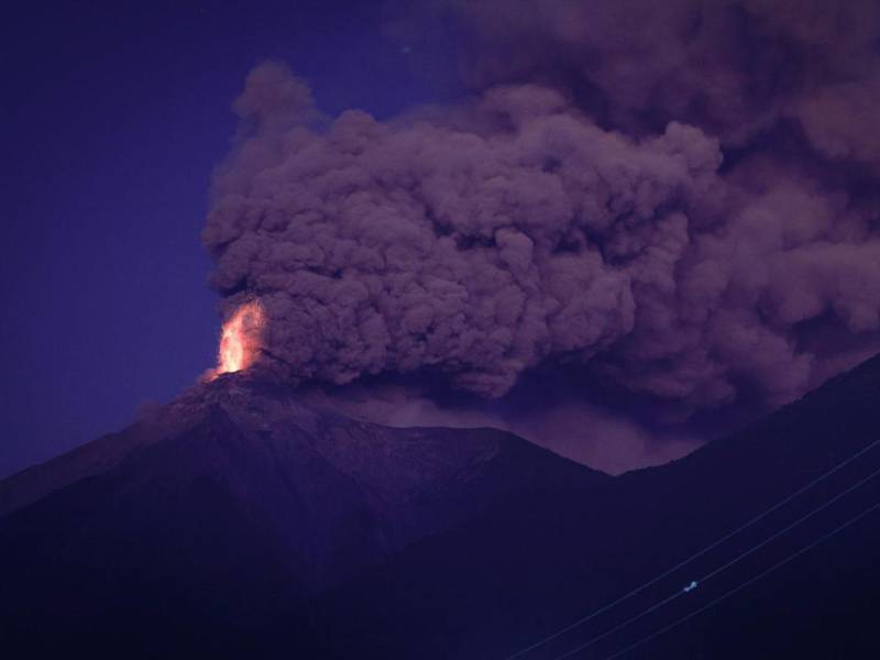 Fotografía del volcán de Fuego durante una “erupción masiva” en la madrugada de este 10 de marzo de 2025, en Alotenango.