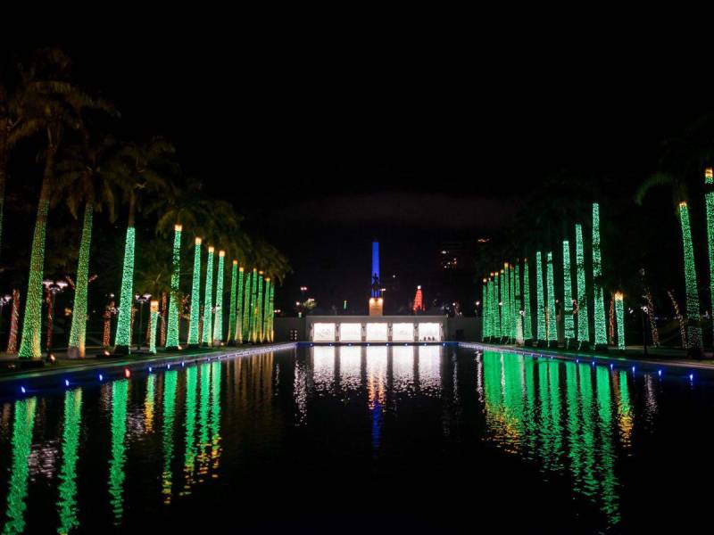 Una plaza publica decorada con luces navideñas, este lunes, en Caracas