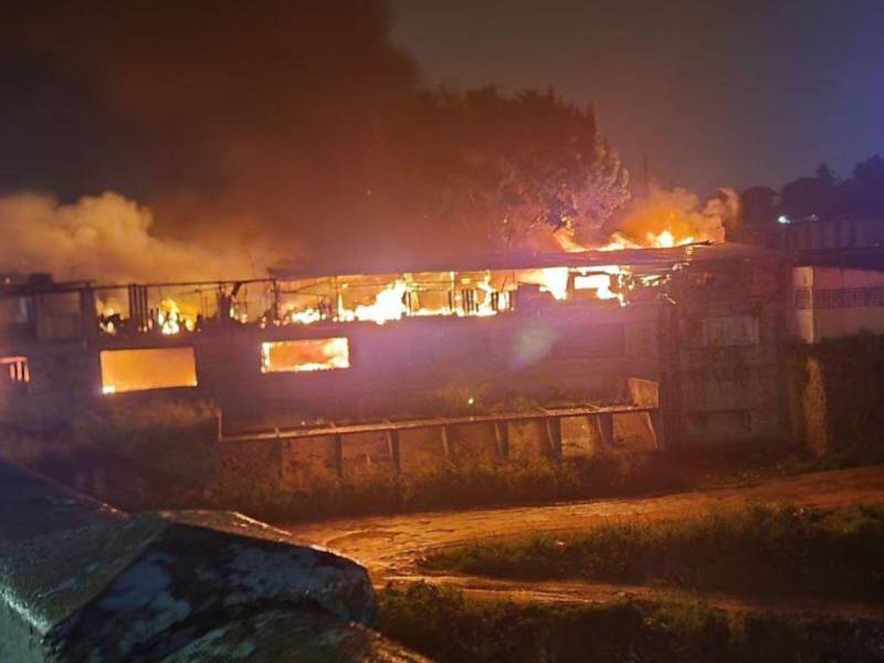 Gigantesco incendio consume el mercado Las Américas en Comayagüela esta madrugada