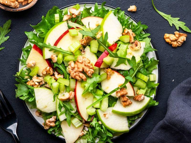 Aprende a preparar cinco recetas fáciles y originales de ensaladas navideñas