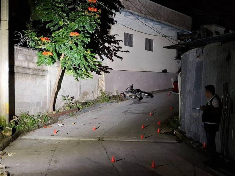 La motocicleta en la que se trasladaban los uniformados quedó abandonada en el lugar.