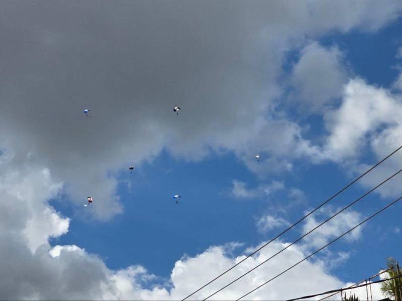 Momento en que seis de los 15 paracaidistas se encontraban en el cielo capitalino descendiendo al Estadio Nacional.