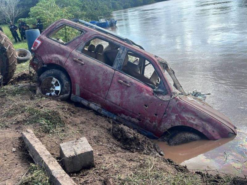 Este es uno de los automóviles que encontraron en el río Ulúa. Allí también buscan los cuerpos de las 12 víctimas.