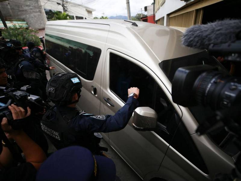 Romeo Vásquez Velásquez llega a los Juzgados de La Granja rodeado de un fuerte dispositivo de seguridad, mientras los manifestantes exigen justicia para Isis Obed Murillo.