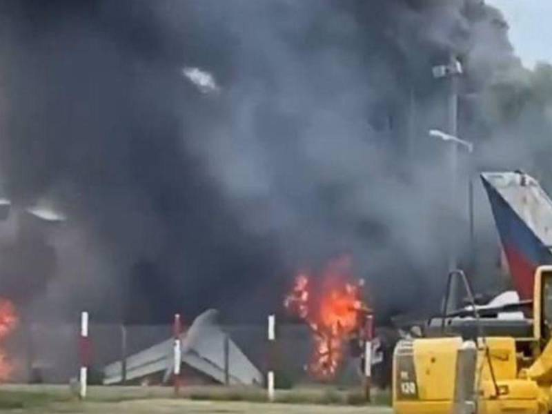 El accidente se suscitó en Buenos Aires, Argentina, el avión trató de aterrizar en el aeropuerto de San Fernando, pero no logró y se estrelló en una casa.