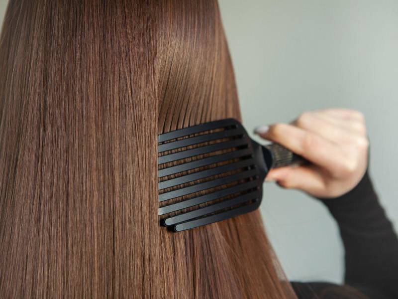 Utilice un cepillo o peine de cerdas gruesas para desenredar cuidadosamente su cabello.