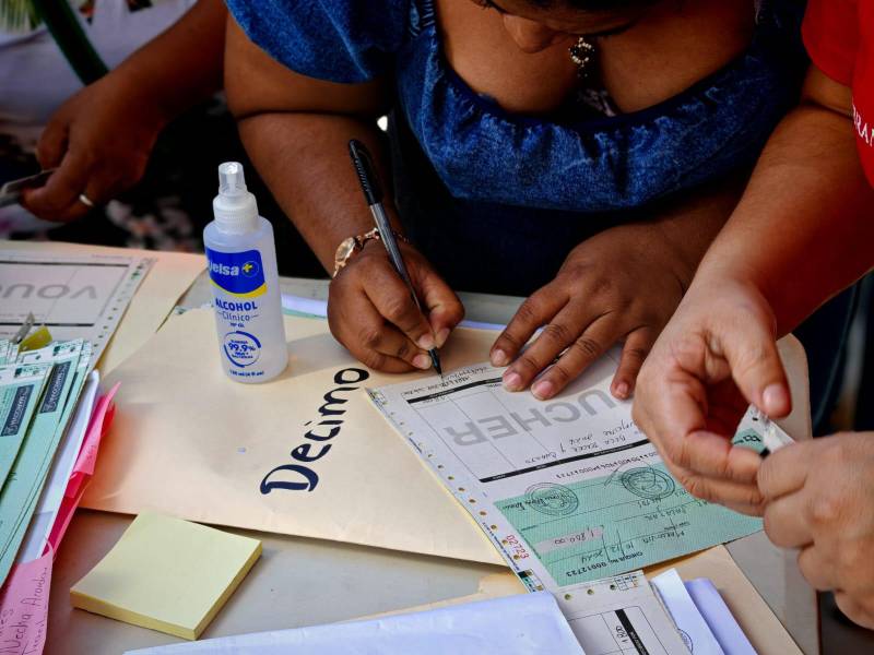 Las autoridades municipales entregan el bono a las 122 familias afectadas por la insuficiencia renal que alcanza el programa de apoyo.