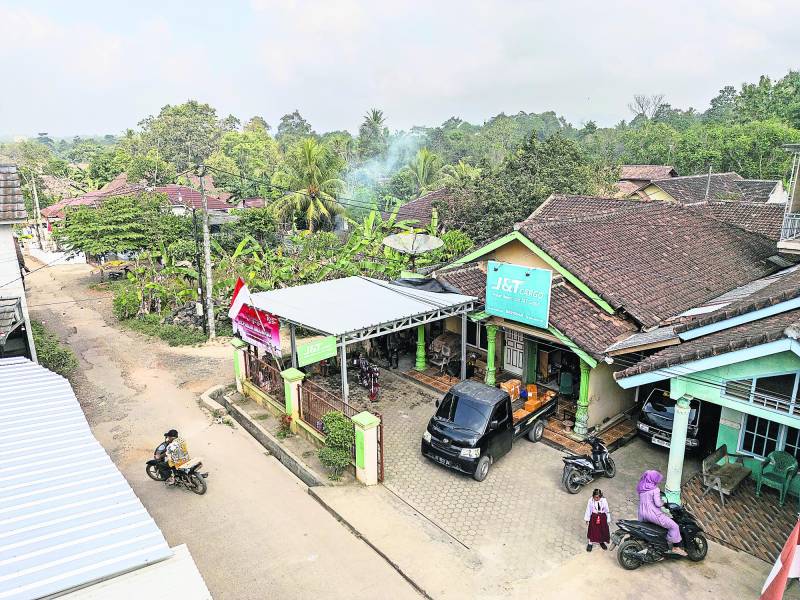 J&amp;T Cargo, la oficina de Iksan, en Katibung, en la isla indonesia de Sumatra. Emplea a tres motociclistas para realizar entregas.