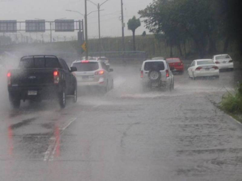 Habrá lluvias y chubascos de intensidad débil a moderada, con actividad eléctrica aislada en las regiones del sur, centro, oriente y suroccidente del país.