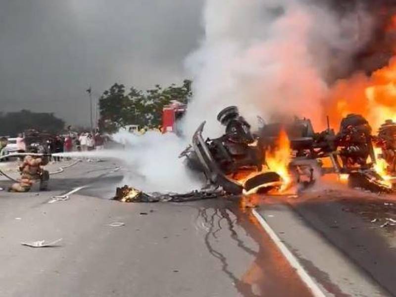 Un camión cisterna cargado de combustible volcó y se incendió este domingo en la carretera CA-5, en la cuesta de La Virgen. Aquí las imágenes del terrible momento.