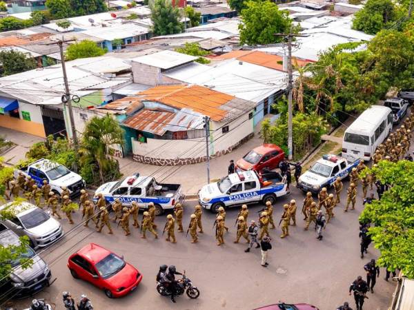 Este cerco de seguridad se estableció en respuesta a denuncias ciudadanas, con agentes armados patrullando y realizando retenes. Apopa, con una fuerte presencia de pandillas como MS-13 y Barrio 18, ya ha visto la detención de cuatro pandilleros