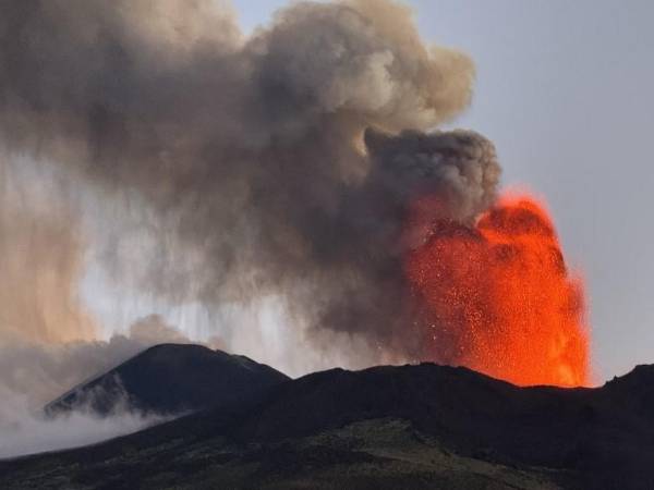 La isla italiana de Sicilia vivió la erupción del Etna, el mayor volcán activo de Europa. La erupción expulsó ceniza en el espacio aéreo y los alrededores de la isla, afectando el aeropuerto del lugar, lo que obligó a las autoridades a cerrar temporalmente las instalaciones. La columna de fuego se podía apreciar desde kilómetros.