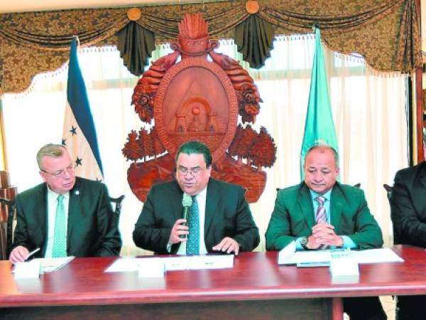 El representante de la ONU en la reunión con miembros del Congreso.