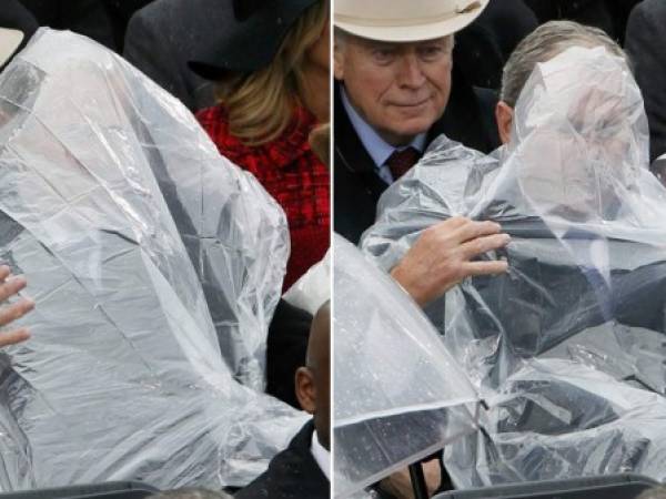 El viento y el poco espacio para acomodarse no le hicieron un favor a George W. Bush quien tuvo que hacer todo lo posible por dominar el plástico con el que se cubría de la lluvia.