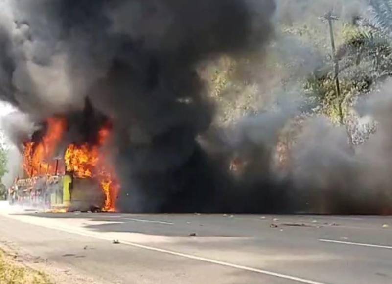 Impactantes imágenes del choque e incendio entre bus y pick up en Taulabé