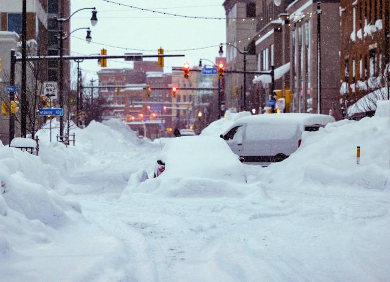 Bajo metros de nieve, Buffalo sufre los estragos de la tormenta invernal del siglo