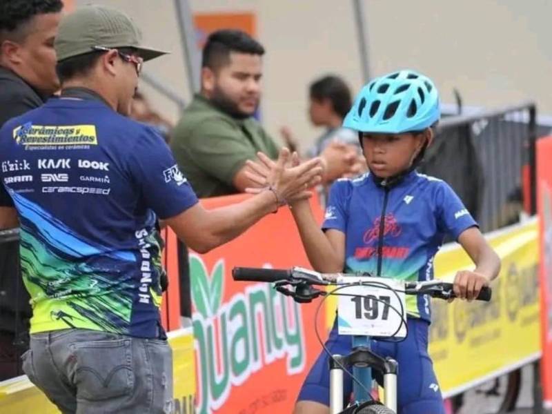 Jaziel junto a su entrenador Martín Solórzano, a quien le regaló su medalla campeón ganada en la Vuelta del año anterior.