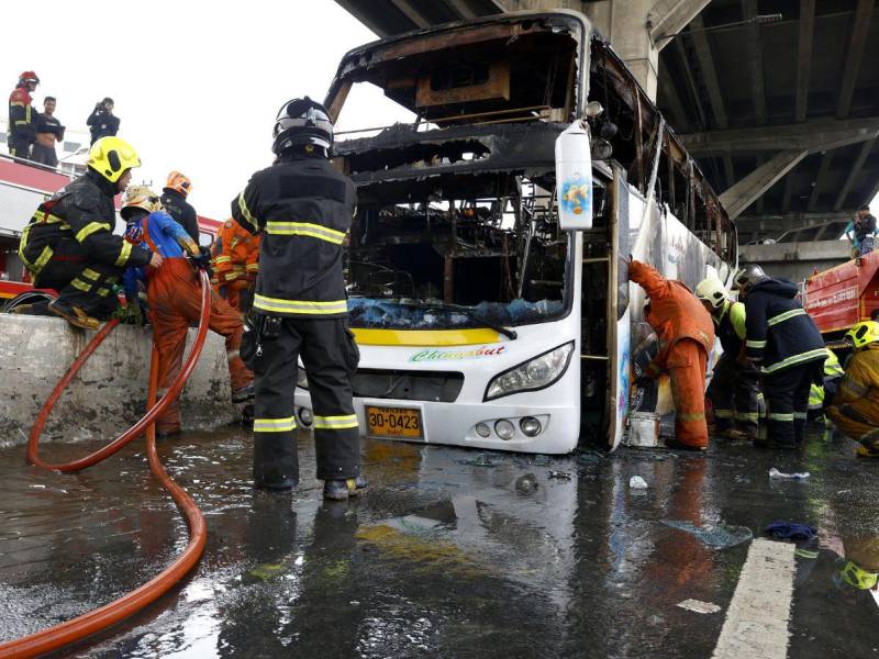 Al menos 23 muertos deja incendio de autobús escolar en Tailandia